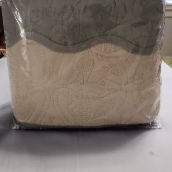 Sofa Protecter Dual Sided Scalloped Edged New In Bag - Picture 4 of 12